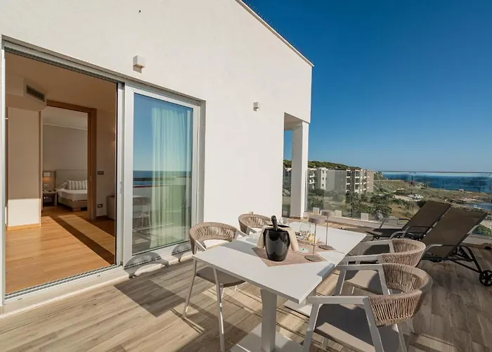 カラボナ ホテル 4*